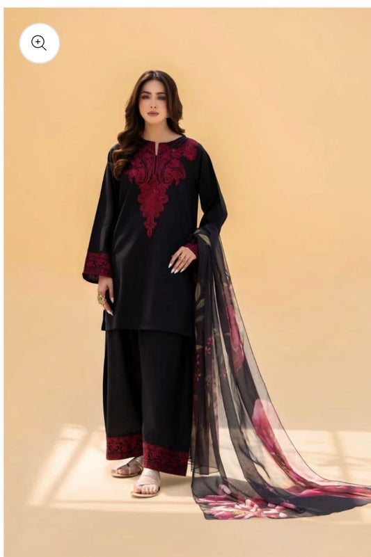 Sapphire Luxury Lawn Unstitched 3PC With Tarkashi Voil Lawn Dupatta